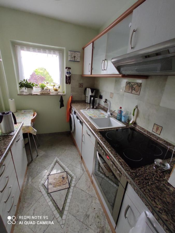 Weltoffenes Privates Gaestezimmer Bei Lgbtq Freundlichen Gastgeber Der Mit In Der Wohnung Lebt Berlin Exterior photo