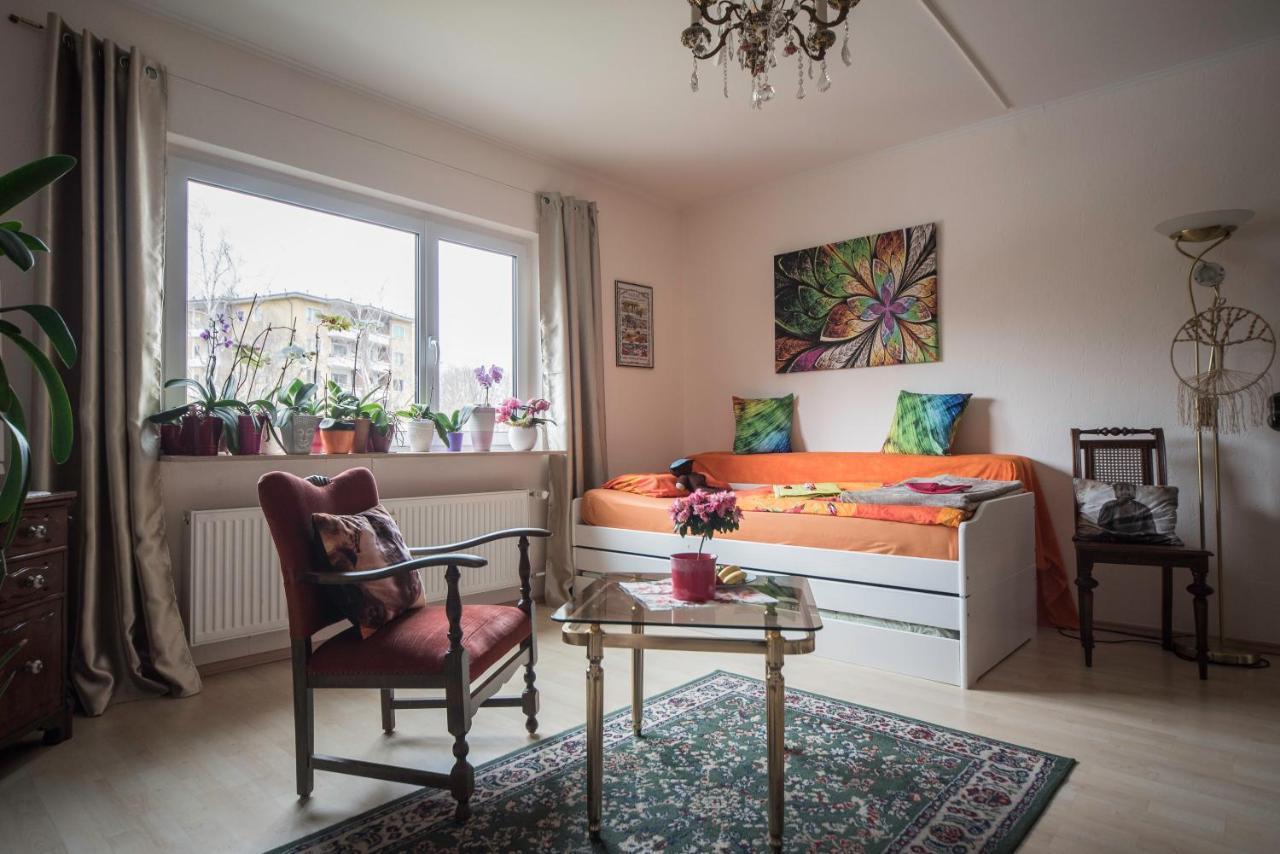 Weltoffenes Privates Gaestezimmer Bei Lgbtq Freundlichen Gastgeber Der Mit In Der Wohnung Lebt Berlin Exterior photo