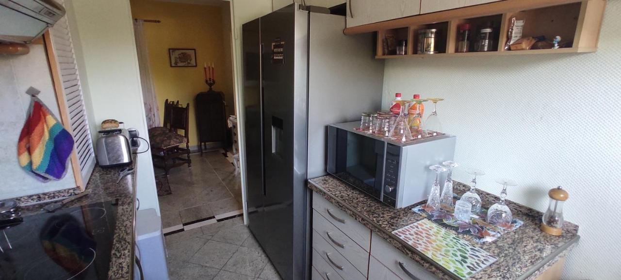 Weltoffenes Privates Gaestezimmer Bei Lgbtq Freundlichen Gastgeber Der Mit In Der Wohnung Lebt Berlin Exterior photo