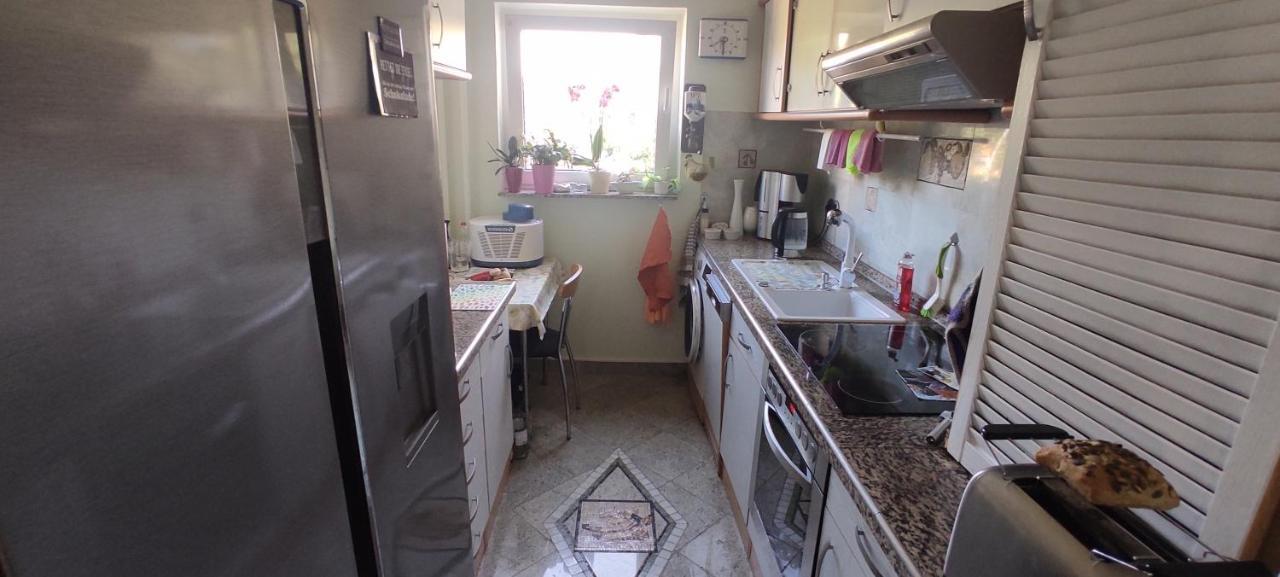 Weltoffenes Privates Gaestezimmer Bei Lgbtq Freundlichen Gastgeber Der Mit In Der Wohnung Lebt Berlin Exterior photo