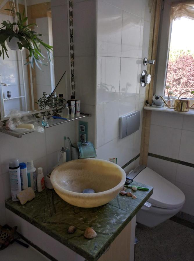 Weltoffenes Privates Gaestezimmer Bei Lgbtq Freundlichen Gastgeber Der Mit In Der Wohnung Lebt Berlin Exterior photo
