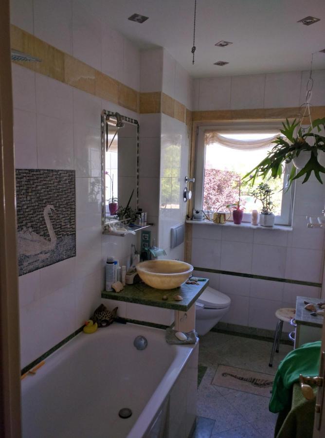 Weltoffenes Privates Gaestezimmer Bei Lgbtq Freundlichen Gastgeber Der Mit In Der Wohnung Lebt Berlin Exterior photo