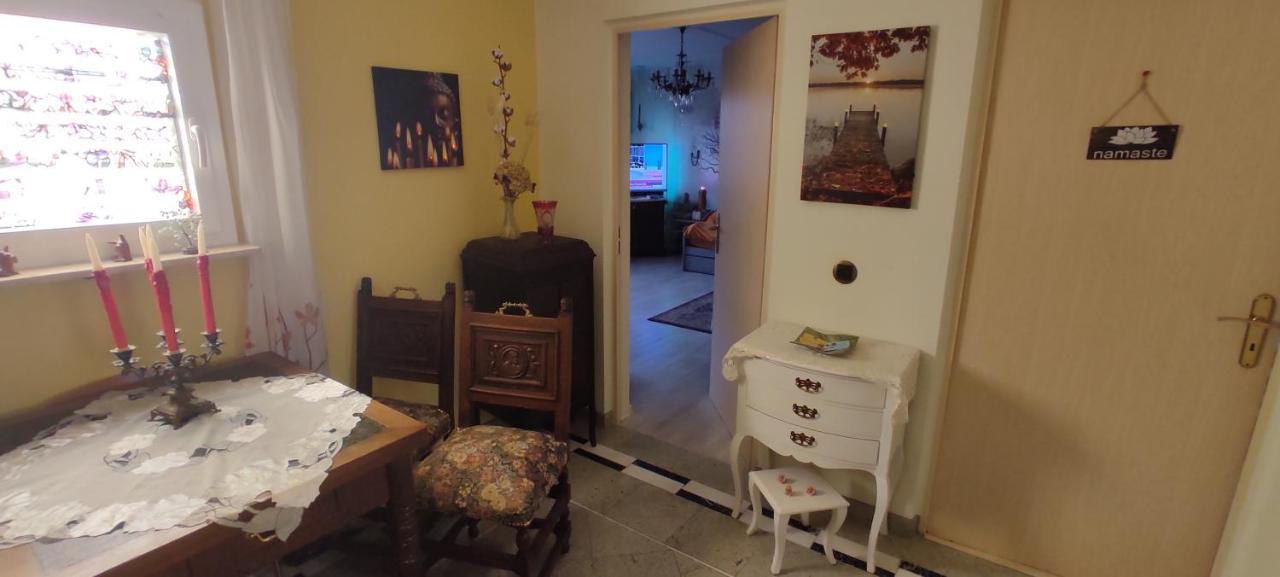 Weltoffenes Privates Gaestezimmer Bei Lgbtq Freundlichen Gastgeber Der Mit In Der Wohnung Lebt Berlin Exterior photo
