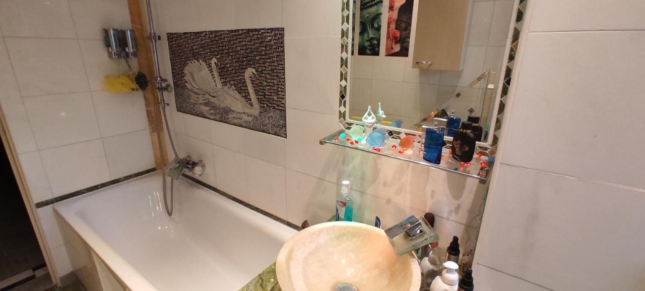 Weltoffenes Privates Gaestezimmer Bei Lgbtq Freundlichen Gastgeber Der Mit In Der Wohnung Lebt Berlin Exterior photo