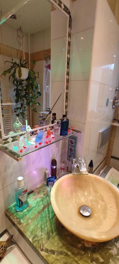 Weltoffenes Privates Gaestezimmer Bei Lgbtq Freundlichen Gastgeber Der Mit In Der Wohnung Lebt Berlin Exterior photo