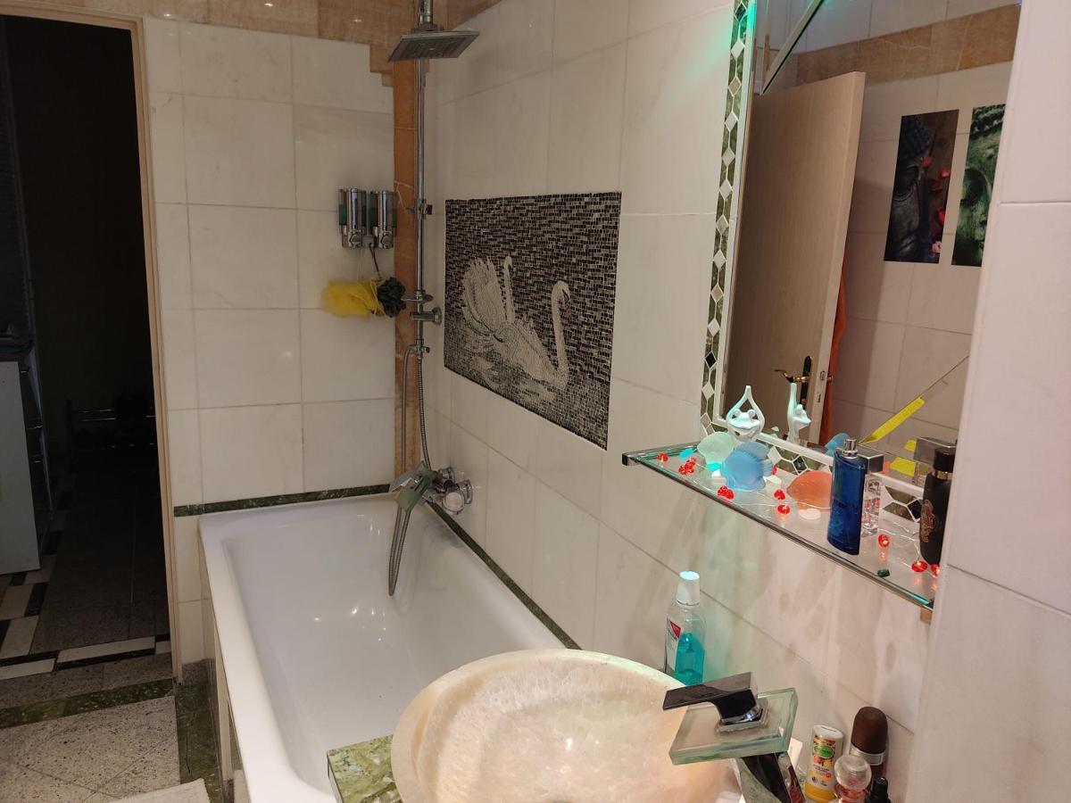 Weltoffenes Privates Gaestezimmer Bei Lgbtq Freundlichen Gastgeber Der Mit In Der Wohnung Lebt Berlin Exterior photo