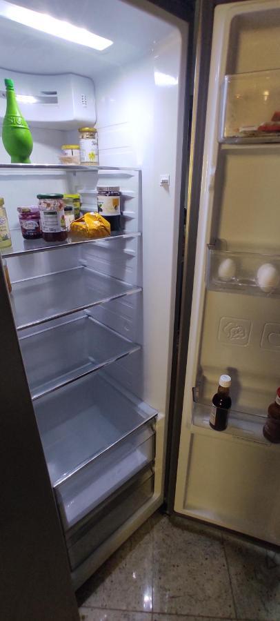 Weltoffenes Privates Gaestezimmer Bei Lgbtq Freundlichen Gastgeber Der Mit In Der Wohnung Lebt Berlin Exterior photo