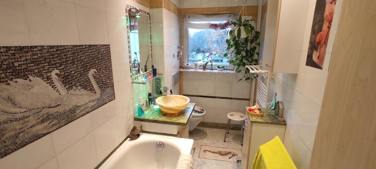 Weltoffenes Privates Gaestezimmer Bei Lgbtq Freundlichen Gastgeber Der Mit In Der Wohnung Lebt Berlin Exterior photo