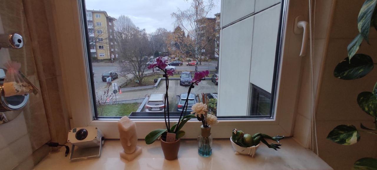 Weltoffenes Privates Gaestezimmer Bei Lgbtq Freundlichen Gastgeber Der Mit In Der Wohnung Lebt Berlin Exterior photo