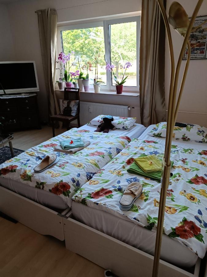 Weltoffenes Privates Gaestezimmer Bei Lgbtq Freundlichen Gastgeber Der Mit In Der Wohnung Lebt Berlin Exterior photo